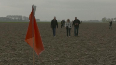 Vliegtuigresten op een Flevolandse akker